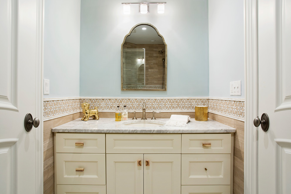 Inspiration för ett vintage badrum, med vita skåp, flerfärgad kakel och stenkakel