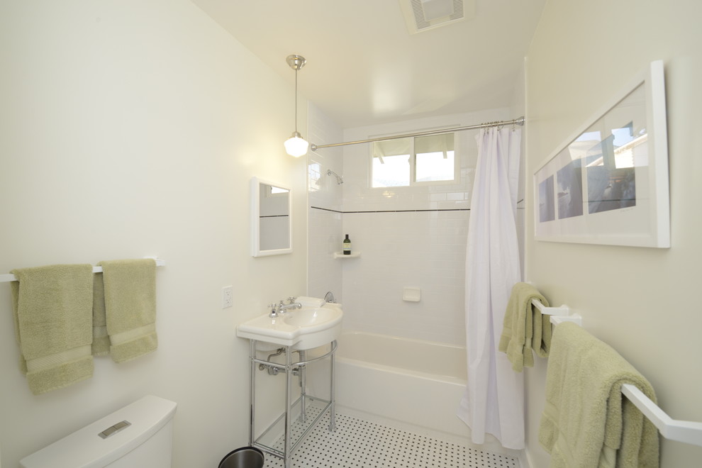 Aménagement d'une salle de bain craftsman de taille moyenne avec un carrelage blanc, un carrelage métro, une baignoire en alcôve, un combiné douche/baignoire, WC séparés, un plan vasque, un mur blanc et un sol en carrelage de céramique.
