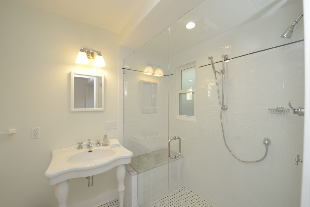 Idéer för mellanstora amerikanska en-suite badrum, med luckor med profilerade fronter, vita skåp, vit kakel, tunnelbanekakel, en dusch i en alkov, en toalettstol med separat cisternkåpa, ett konsol handfat, vita väggar och klinkergolv i keramik