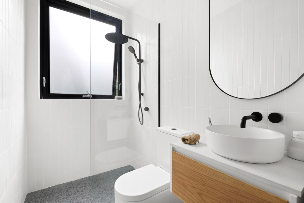 Badezimmer mit hellbraunen Holzschränken in Sydney