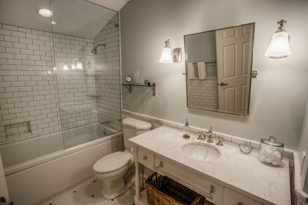 Пример оригинального дизайна: главная ванная комната среднего размера в стиле неоклассика (современная классика) с белыми фасадами, ванной в нише, душем над ванной, белой плиткой, серыми стенами, полом из керамической плитки, врезной раковиной и столешницей из кварцита