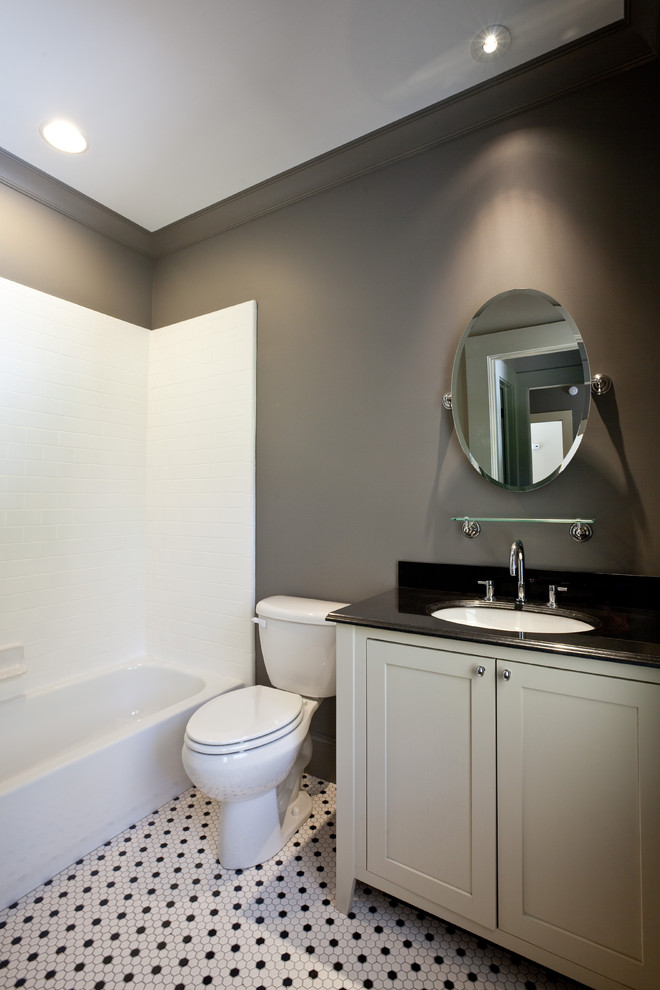 Идея дизайна: ванная комната в классическом стиле с врезной раковиной, фасадами в стиле шейкер, серыми фасадами, ванной в нише, душем над ванной, раздельным унитазом и белой плиткой