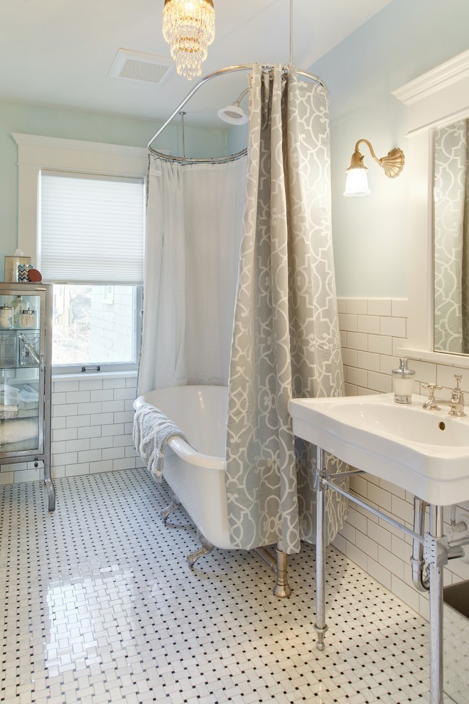 Imagen de cuarto de baño clásico con lavabo tipo consola, bañera con patas, combinación de ducha y bañera, baldosas y/o azulejos blancos, baldosas y/o azulejos de cemento y paredes azules
