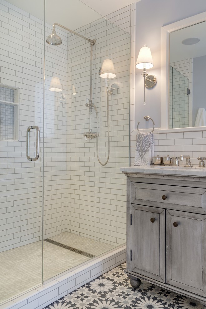 Ejemplo de cuarto de baño clásico con ducha empotrada, baldosas y/o azulejos blancos, baldosas y/o azulejos de cemento, paredes púrpuras, suelo multicolor y espejo con luz