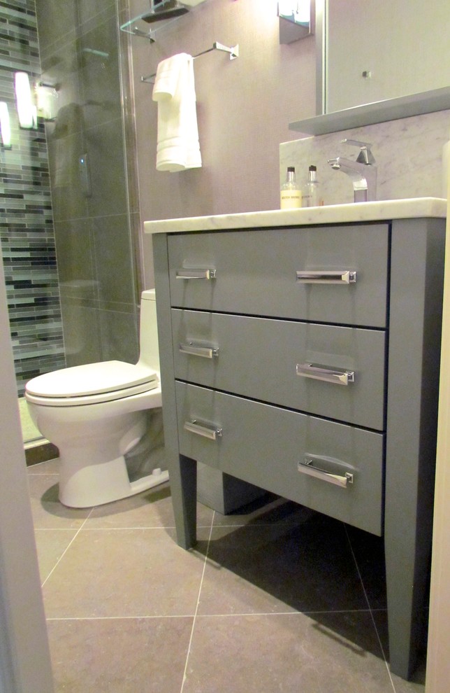 Exemple d'une petite douche en alcôve chic avec un lavabo encastré, un placard en trompe-l'oeil, des portes de placard grises, un plan de toilette en marbre, un carrelage bleu, un carrelage en pâte de verre et un sol en calcaire.