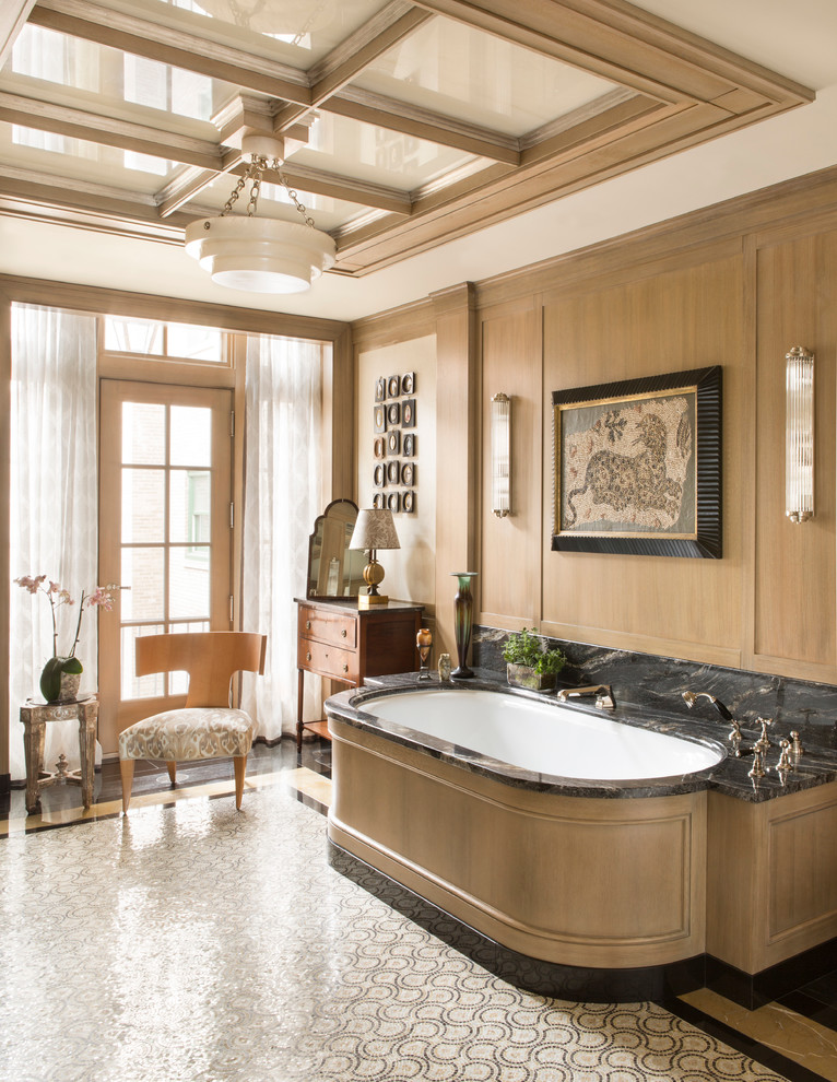Пример оригинального дизайна: главная ванная комната в классическом стиле с полновстраиваемой ванной и бежевыми стенами