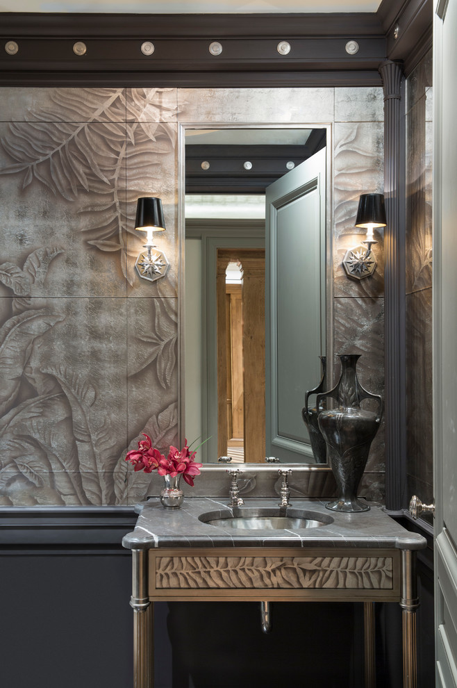 Идея дизайна: ванная комната в стиле фьюжн с коричневыми стенами и врезной раковиной
