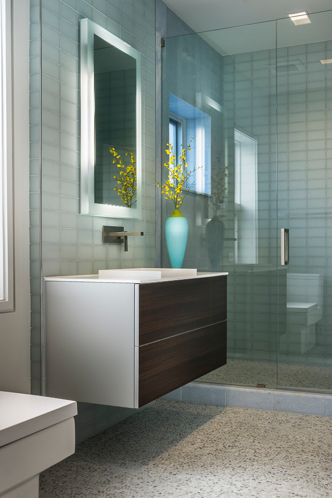 Свежая идея для дизайна: ванная комната в современном стиле с накладной раковиной, полом из галечной плитки и зеркалом с подсветкой - отличное фото интерьера