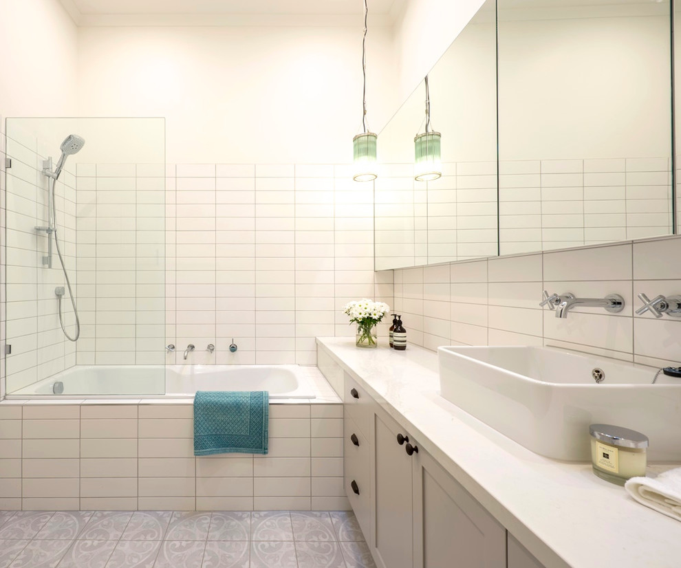 Пример оригинального дизайна: ванная комната среднего размера в стиле неоклассика (современная классика) с открытым душем