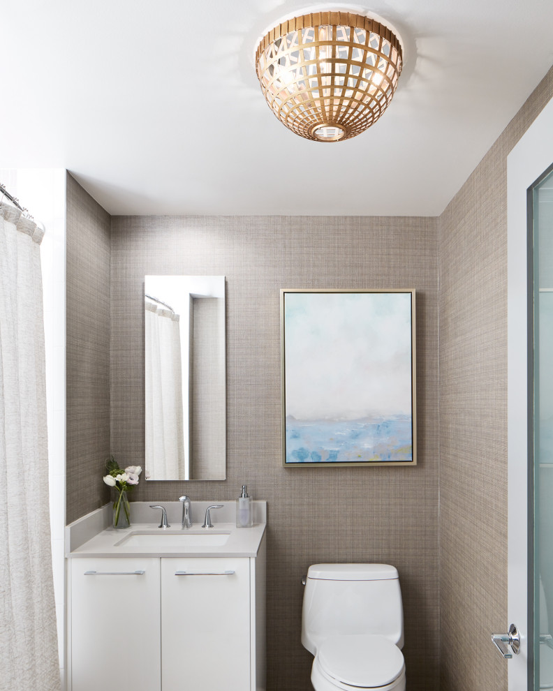 Ejemplo de cuarto de baño único y a medida tradicional renovado con armarios con paneles lisos, puertas de armario blancas, baldosas y/o azulejos grises, paredes grises, lavabo bajoencimera, encimeras grises y papel pintado