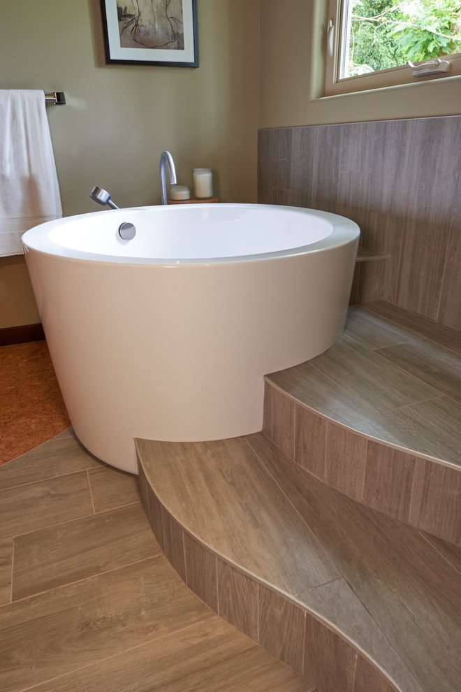 Aménagement d'une salle de bain principale contemporaine en bois brun de taille moyenne avec un bain japonais, une douche ouverte, un carrelage beige, des carreaux de porcelaine, un mur beige, un sol en carrelage de porcelaine, un lavabo encastré et un plan de toilette en granite.