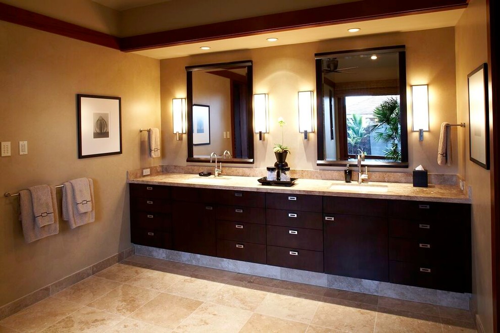 Idee per una stanza da bagno minimal con ante lisce e ante in legno bruno