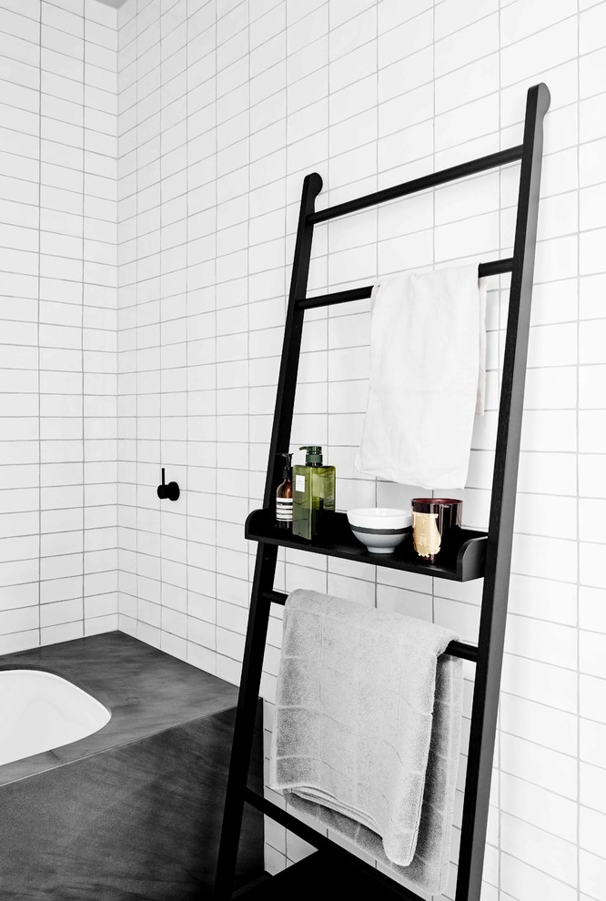 メルボルンにあるコンテンポラリースタイルのおしゃれな浴室 (白いタイル) の写真