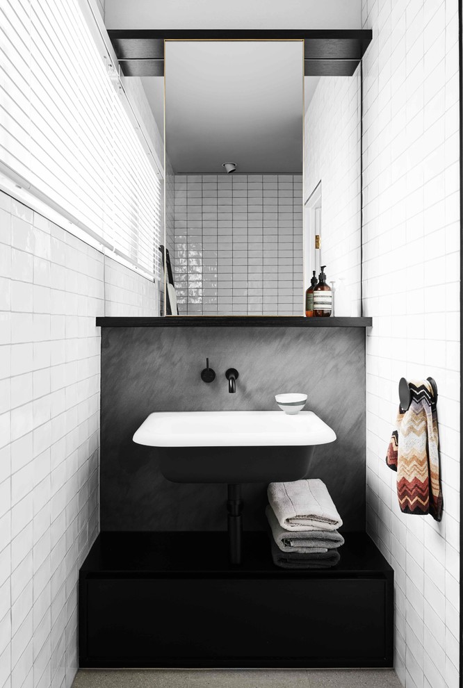 На фото: ванная комната среднего размера в современном стиле с белой плиткой с