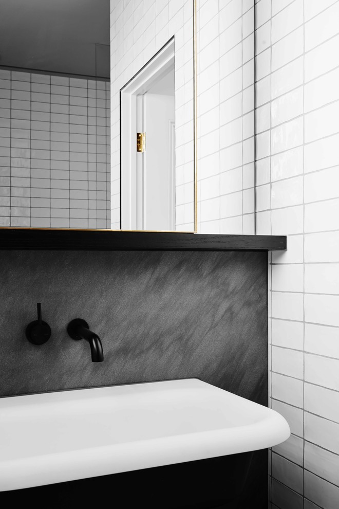 Пример оригинального дизайна: ванная комната в современном стиле с белой плиткой