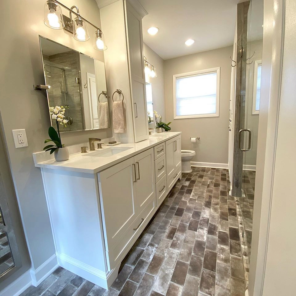 Inspiration för mellanstora klassiska vitt badrum med dusch, med skåp i shakerstil, vita skåp, en kantlös dusch, grå kakel, porslinskakel, grå väggar, tegelgolv, ett undermonterad handfat, bänkskiva i kvartsit, grått golv och dusch med gångjärnsdörr