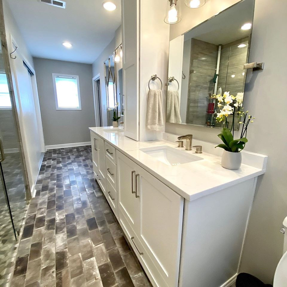 Inredning av ett klassiskt mellanstort vit vitt badrum med dusch, med skåp i shakerstil, vita skåp, en kantlös dusch, grå kakel, porslinskakel, grå väggar, tegelgolv, ett undermonterad handfat, bänkskiva i kvartsit, grått golv och dusch med gångjärnsdörr