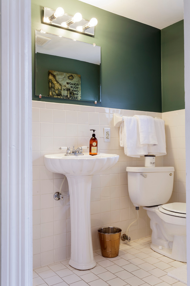 Foto de cuarto de baño ecléctico pequeño con lavabo con pedestal, sanitario de dos piezas, baldosas y/o azulejos blancos, baldosas y/o azulejos de cerámica, paredes verdes, suelo de baldosas de cerámica y aseo y ducha