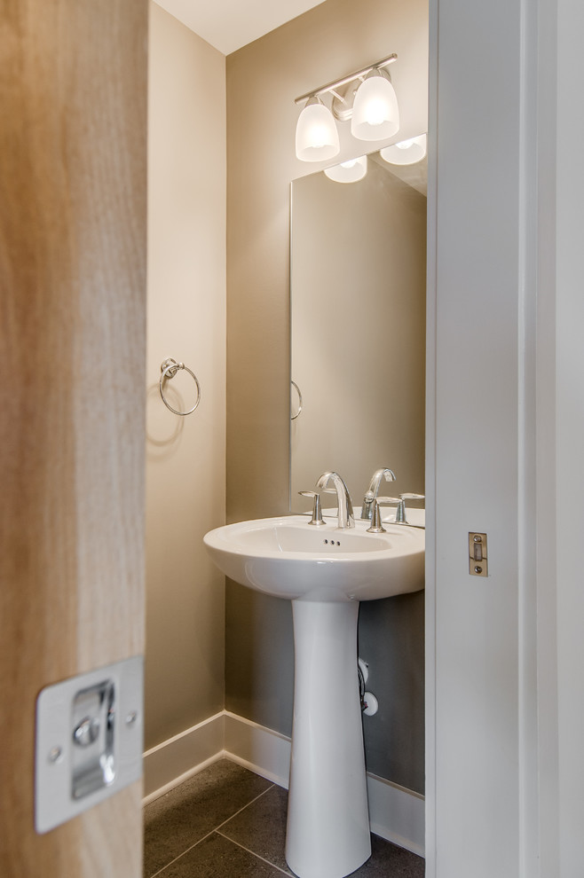 Источник вдохновения для домашнего уюта: маленькая ванная комната в стиле модернизм с раковиной с пьедесталом, светлыми деревянными фасадами, раздельным унитазом, серыми стенами, полом из керамогранита и душевой кабиной для на участке и в саду