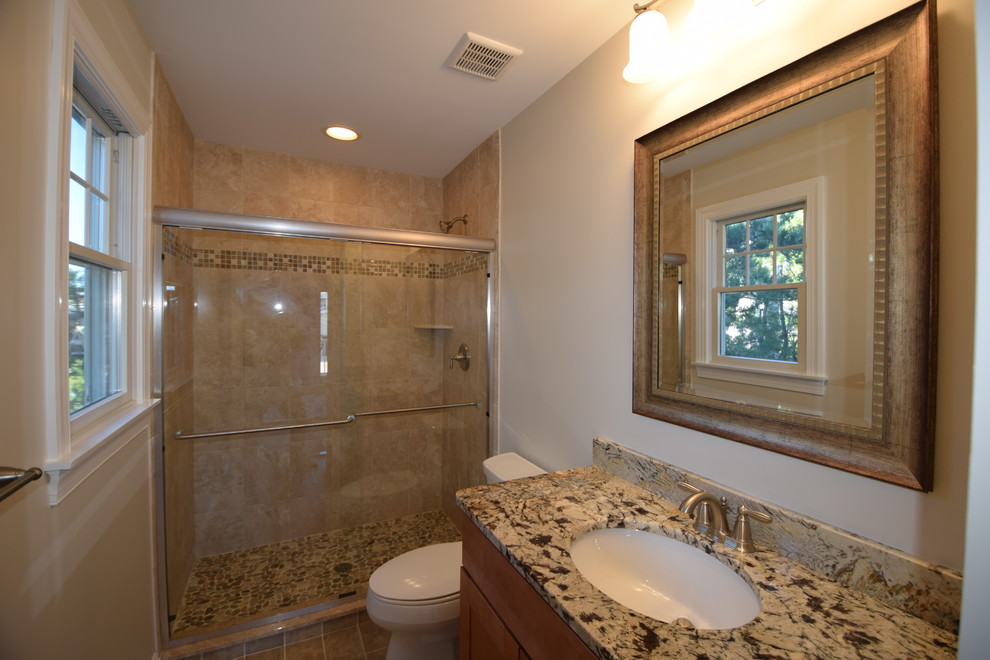 Esempio di una stanza da bagno stile marino con ante in legno scuro, piastrelle beige, pareti bianche, pavimento con piastrelle in ceramica, lavabo sottopiano e top in granito