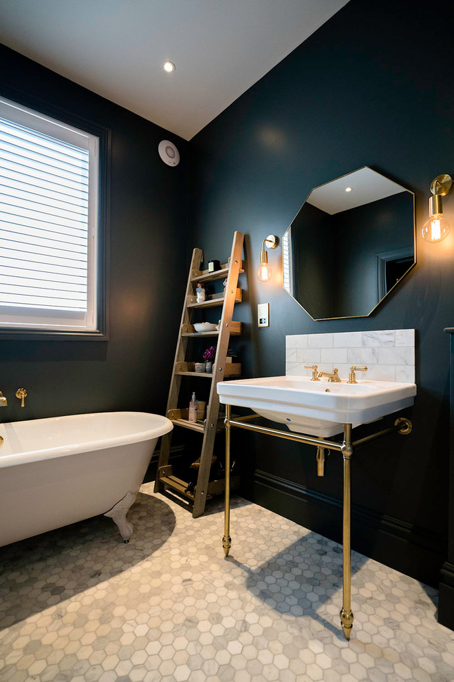 На фото: ванная комната среднего размера в современном стиле с ванной на ножках, консольной раковиной и серым полом