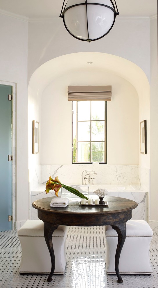 Стильный дизайн: главная ванная комната среднего размера в стиле неоклассика (современная классика) с мраморной столешницей, ванной в нише, плиткой из листового камня и белыми стенами - последний тренд