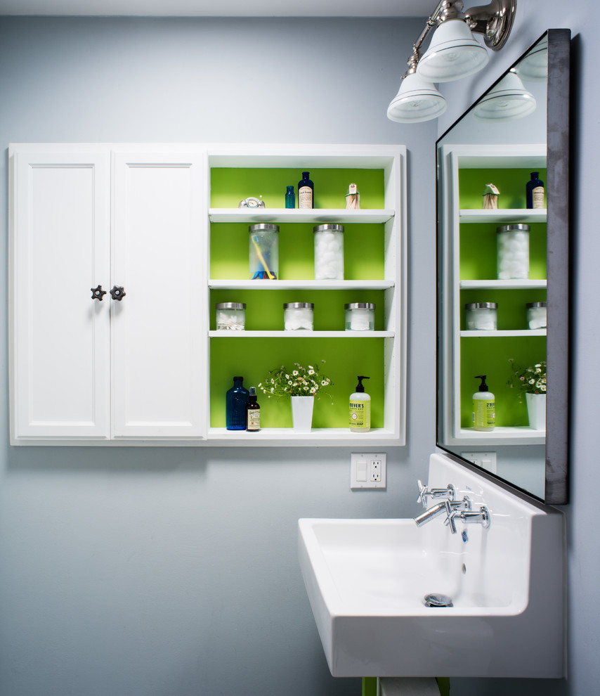 Idéer för att renovera ett litet vintage badrum för barn, med ett väggmonterat handfat, öppna hyllor, vita skåp, ett badkar i en alkov, en dusch/badkar-kombination, en toalettstol med hel cisternkåpa, blå kakel, keramikplattor och grå väggar
