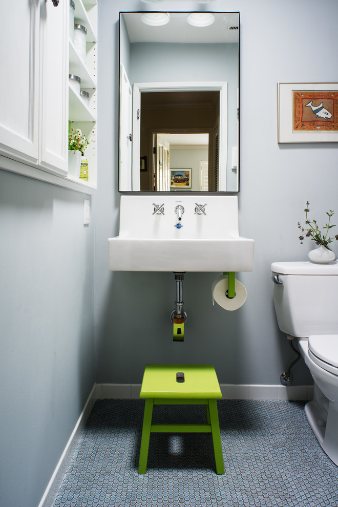 Idee per una piccola stanza da bagno per bambini classica con lavabo sospeso, piastrelle in ceramica, pareti grigie, pavimento con piastrelle a mosaico, WC a due pezzi e pavimento blu