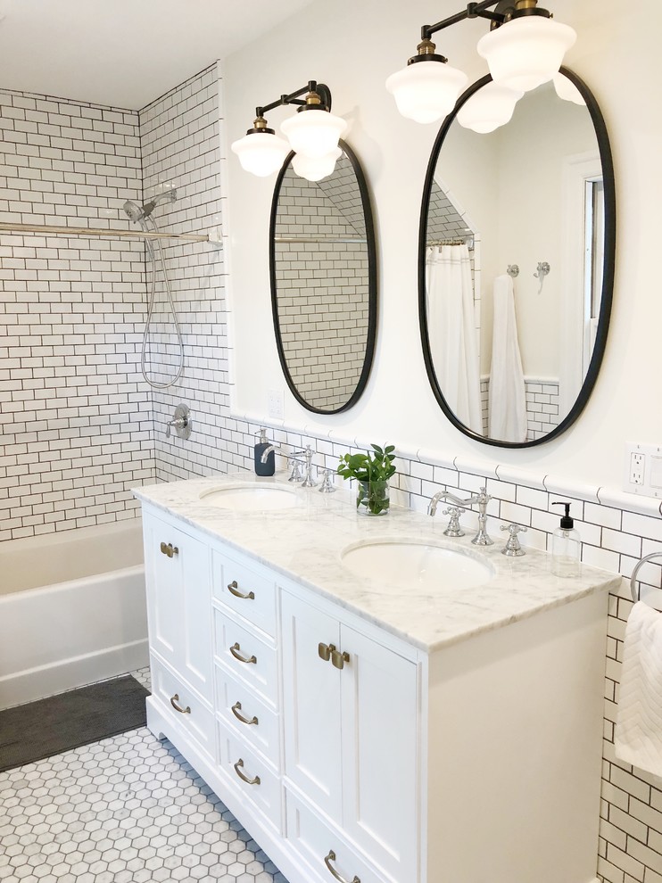 Inredning av ett klassiskt mellanstort grå grått en-suite badrum, med vita skåp, ett platsbyggt badkar, vit kakel, marmorgolv, ett undermonterad handfat, marmorbänkskiva, vitt golv, en dusch i en alkov, tunnelbanekakel, vita väggar, dusch med duschdraperi och skåp i shakerstil