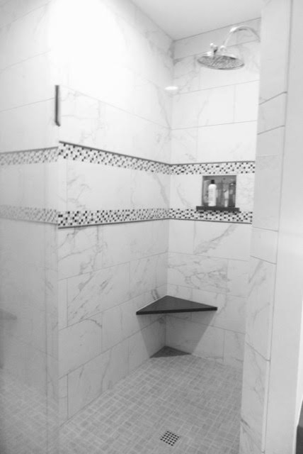 Esempio di una grande stanza da bagno padronale tradizionale con ante in stile shaker, ante bianche, doccia alcova, piastrelle bianche, piastrelle di marmo, pareti bianche, pavimento in marmo, lavabo sottopiano, top in superficie solida, pavimento bianco e doccia aperta