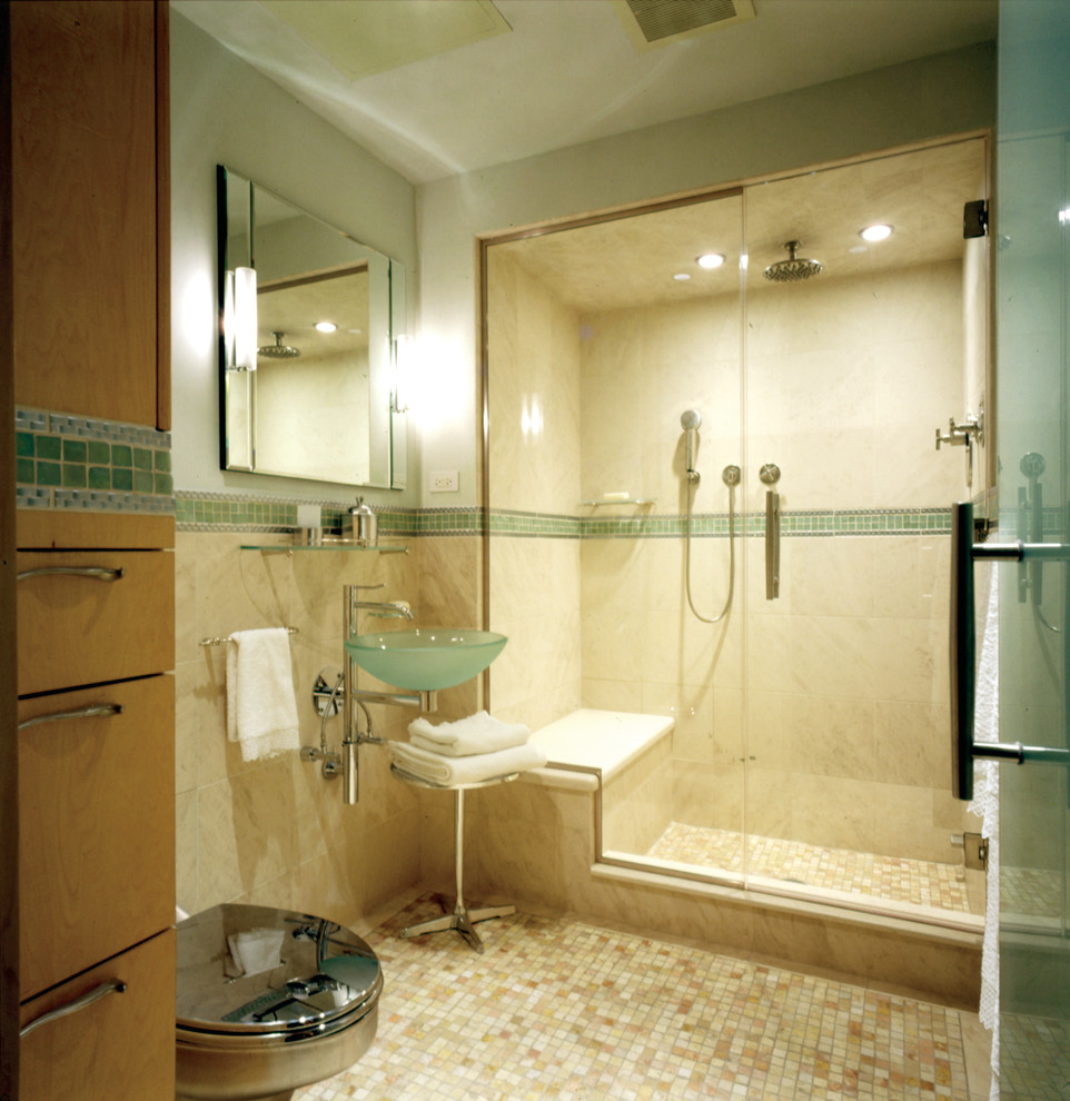 Пример оригинального дизайна: главная ванная комната среднего размера в современном стиле с настольной раковиной, плоскими фасадами, светлыми деревянными фасадами, стеклянной столешницей, душем в нише, унитазом-моноблоком, зеленой плиткой, бежевыми стенами и полом из мозаичной плитки