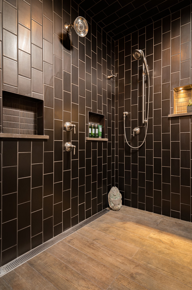 Пример оригинального дизайна: главная ванная комната среднего размера в современном стиле с фасадами островного типа, темными деревянными фасадами, полновстраиваемой ванной, душевой комнатой, унитазом-моноблоком, коричневой плиткой, керамической плиткой, зелеными стенами и монолитной раковиной