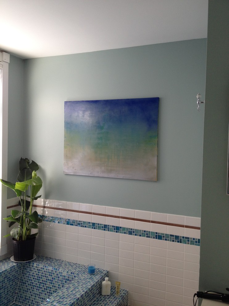 Mittelgroßes Modernes Badezimmer En Suite mit Einbaubadewanne, beigen Fliesen, blauen Fliesen, braunen Fliesen, Mosaikfliesen, grüner Wandfarbe, Porzellan-Bodenfliesen und braunem Boden in Orlando