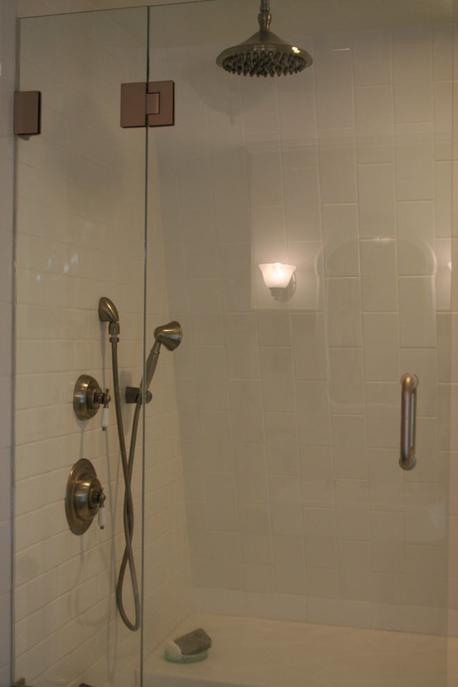 Стильный дизайн: главная ванная комната среднего размера в классическом стиле с открытыми фасадами, белыми фасадами, белой плиткой, плиткой кабанчик, ванной в нише, душем над ванной, унитазом-моноблоком, раковиной с пьедесталом, серыми стенами и полом из керамической плитки - последний тренд