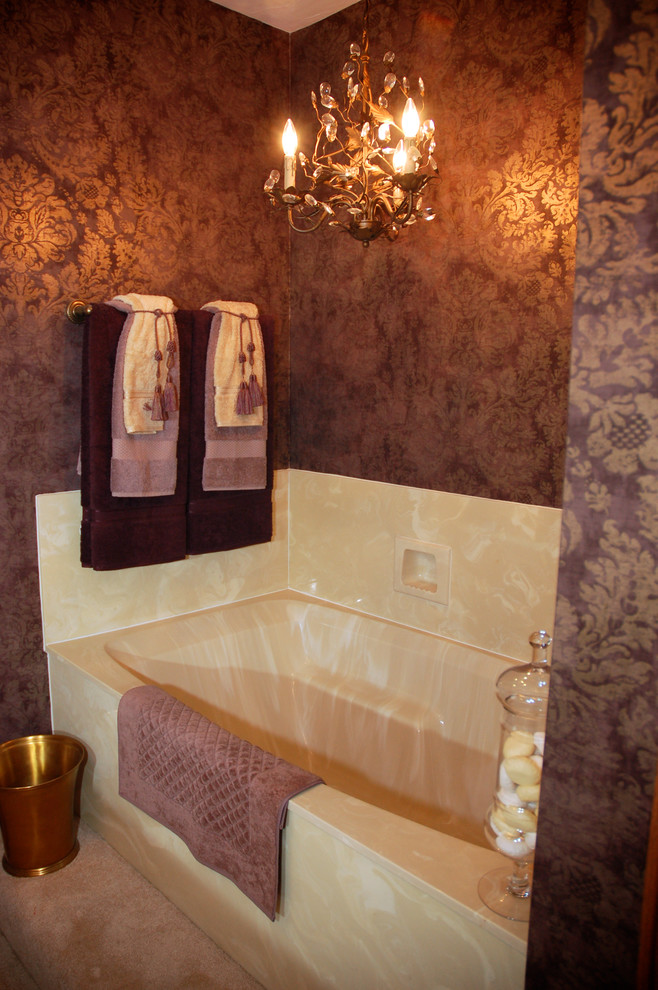 Foto di una piccola stanza da bagno padronale tradizionale con lavabo integrato, ante con bugna sagomata, ante bianche, top in superficie solida, doccia alcova e pareti viola