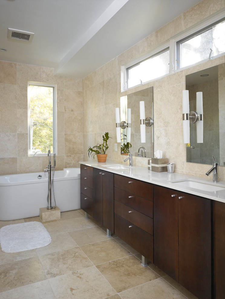 Immagine di una stanza da bagno moderna con lavabo sottopiano, ante lisce, ante in legno bruno, top in quarzo composito, vasca freestanding, doccia doppia, WC sospeso e piastrelle beige