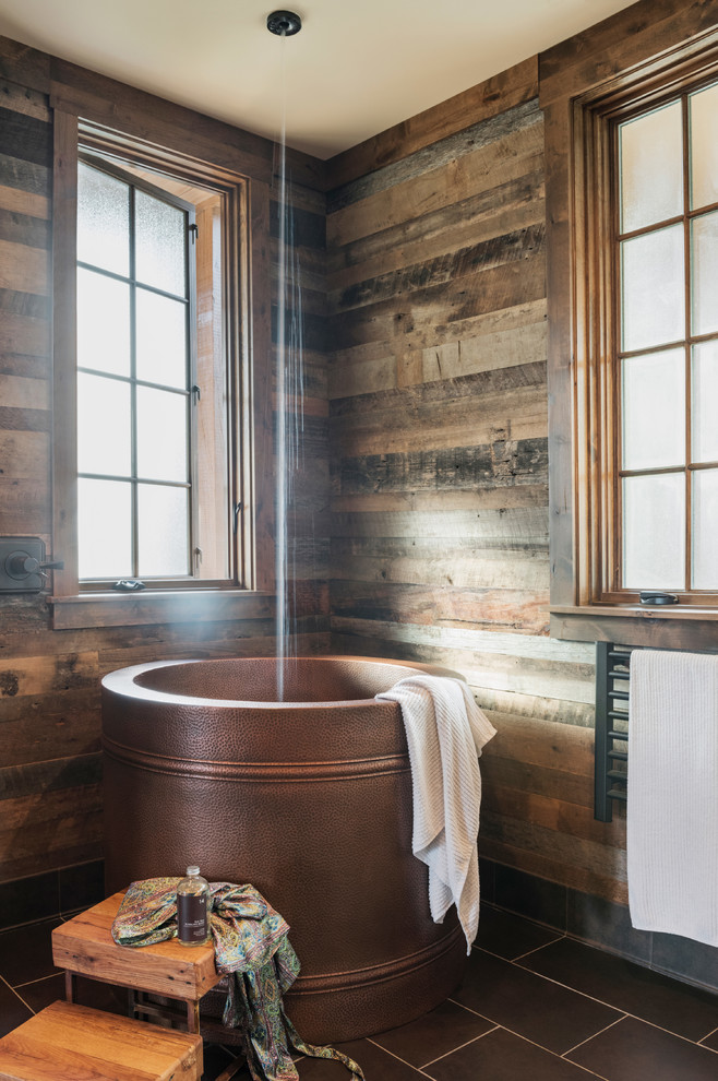 Idées déco pour une grande salle de bain principale montagne avec un mur marron, un sol noir et un bain japonais.