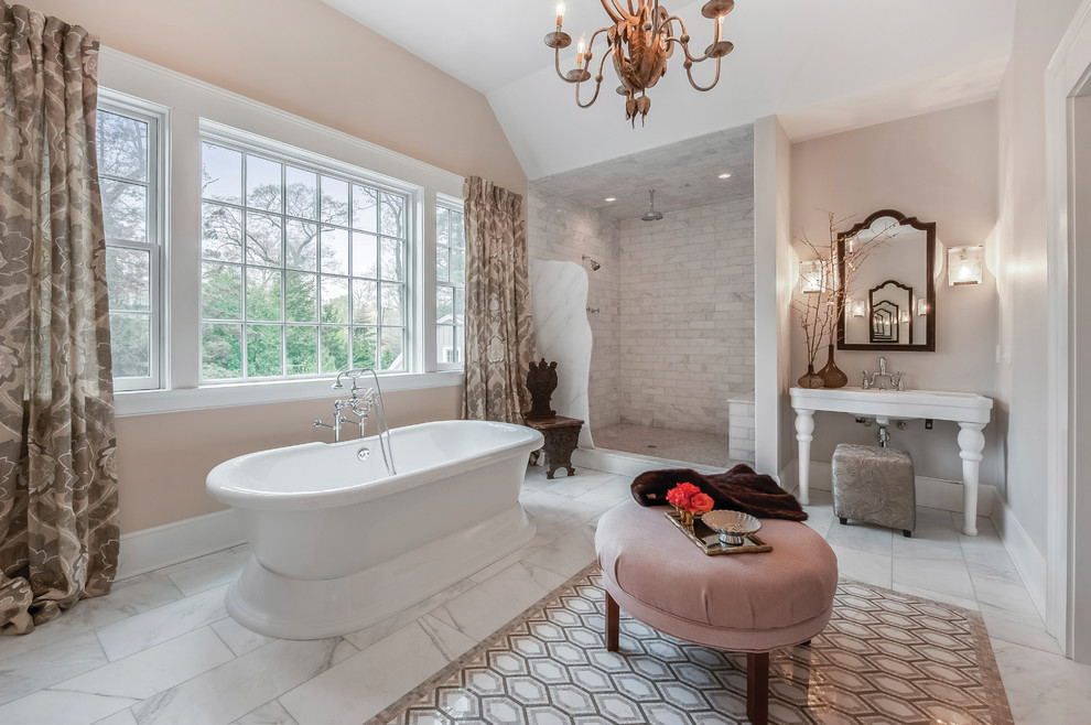 Idéer för stora vintage en-suite badrum, med ett fristående badkar, en dusch i en alkov, vit kakel, beige väggar, marmorgolv, ett piedestal handfat, med dusch som är öppen och marmorkakel