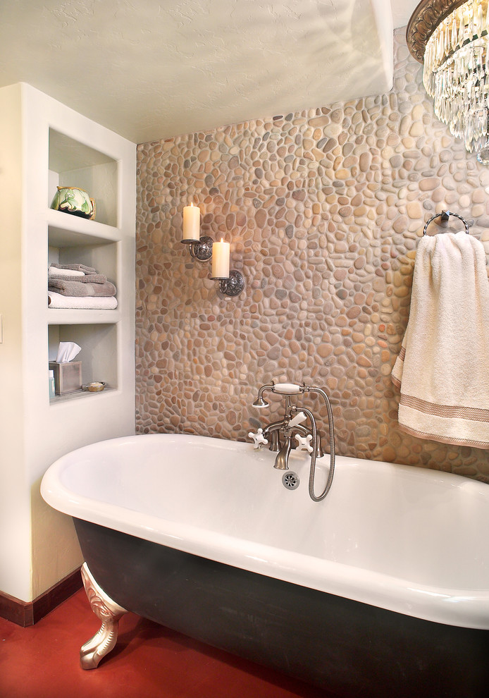 Modelo de cuarto de baño tradicional con bañera con patas, suelo de baldosas tipo guijarro, suelo de cemento y suelo rojo