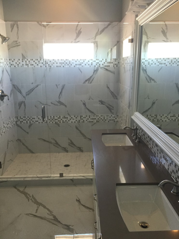Imagen de cuarto de baño tradicional con ducha empotrada y lavabo bajoencimera