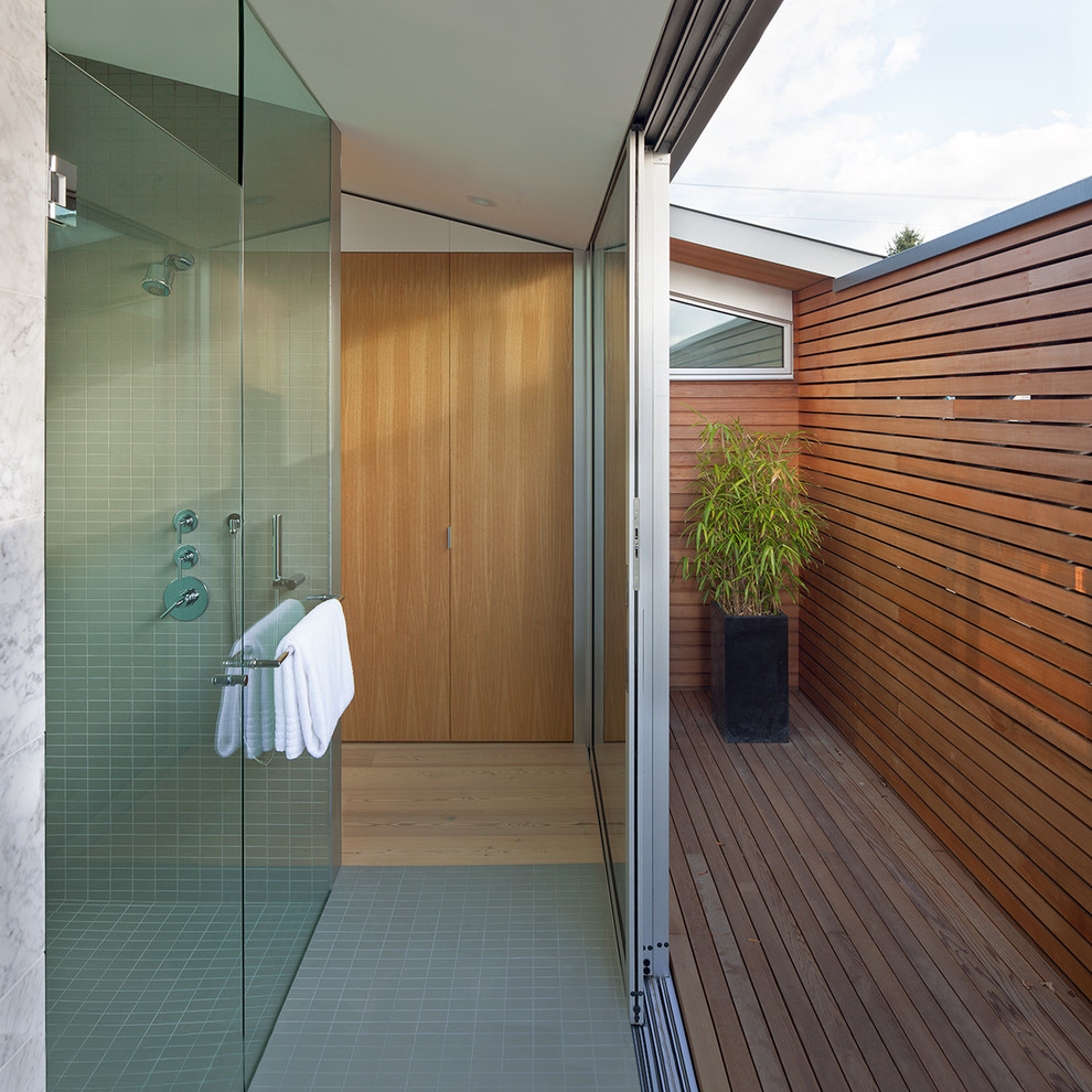 Idee per una stanza da bagno minimalista con doccia aperta, pavimento con piastrelle a mosaico e porta doccia a battente