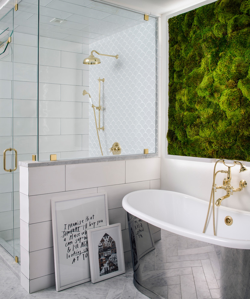Foto på ett mellanstort eklektiskt en-suite badrum, med ett fristående badkar, en hörndusch, vit kakel, keramikplattor, vita väggar, marmorgolv, grått golv, dusch med gångjärnsdörr, möbel-liknande, bruna skåp, en bidé och marmorbänkskiva