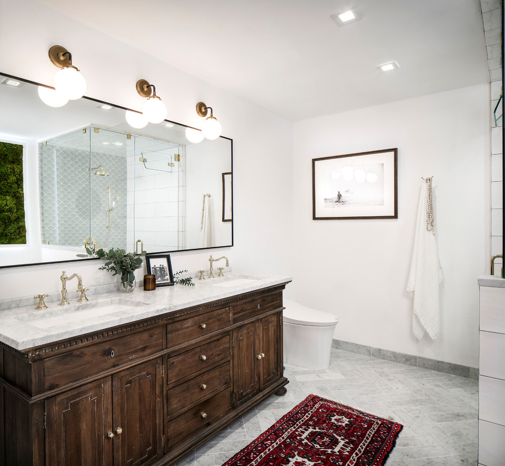 Idéer för att renovera ett mellanstort eklektiskt en-suite badrum, med bruna skåp, en hörndusch, en bidé, vit kakel, keramikplattor, vita väggar, marmorgolv, ett undermonterad handfat, marmorbänkskiva, grått golv, dusch med gångjärnsdörr, ett fristående badkar och släta luckor
