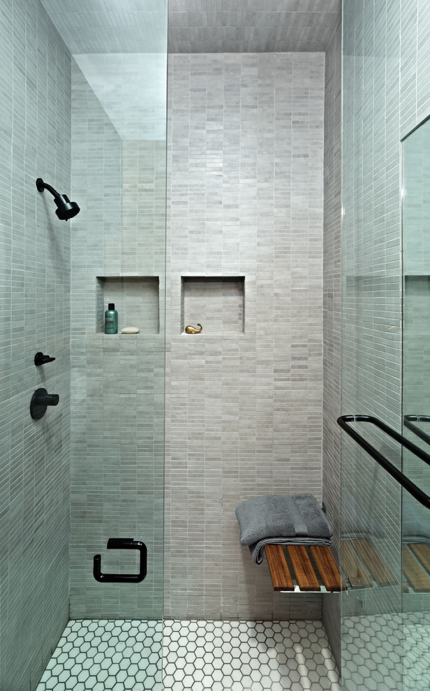 Idée de décoration pour une salle de bain design avec un carrelage gris, mosaïque, une niche et un banc de douche.
