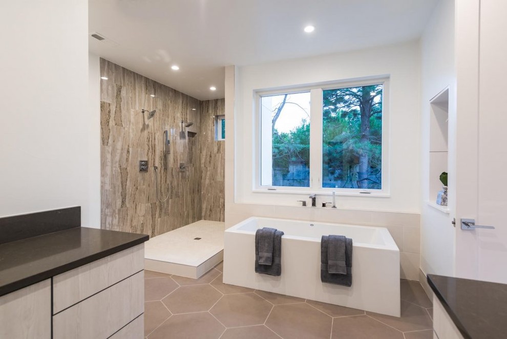 Свежая идея для дизайна: большая главная ванная комната в стиле модернизм с плоскими фасадами, бежевыми фасадами, отдельно стоящей ванной, открытым душем, коричневой плиткой, белыми стенами, серым полом, открытым душем и черной столешницей - отличное фото интерьера