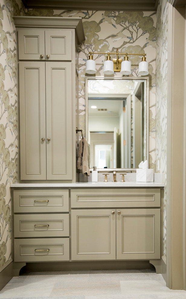 Пример оригинального дизайна: ванная комната среднего размера в классическом стиле с серыми фасадами, разноцветными стенами, душевой кабиной, серым полом, белой столешницей, тумбой под одну раковину, встроенной тумбой и фасадами с утопленной филенкой