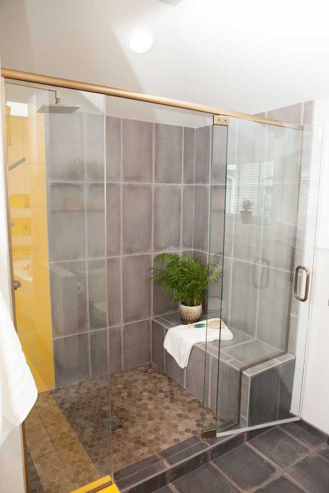 Foto på ett mellanstort orientaliskt en-suite badrum, med släta luckor, skåp i mellenmörkt trä, ett fristående badkar, en dusch i en alkov, en toalettstol med separat cisternkåpa, grå kakel, vita väggar, ett fristående handfat och träbänkskiva