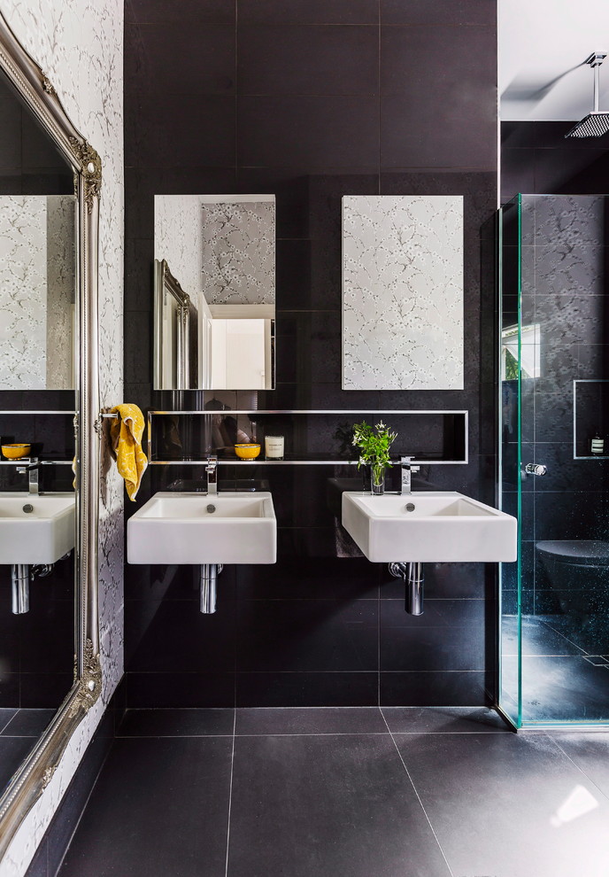 メルボルンにあるコンテンポラリースタイルのおしゃれな浴室 (コーナー設置型シャワー、黒いタイル、黒い壁、壁付け型シンク) の写真
