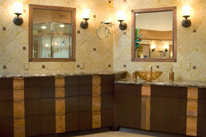Idee per una stanza da bagno padronale etnica di medie dimensioni con ante in legno scuro, piastrelle beige, piastrelle in pietra e top in marmo