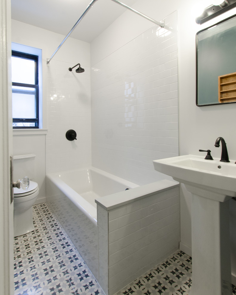 На фото: главная ванная комната среднего размера в стиле модернизм с открытыми фасадами, бежевыми фасадами, накладной ванной, унитазом-моноблоком, белой плиткой, плиткой кабанчик, белыми стенами, полом из керамической плитки, раковиной с пьедесталом, столешницей из дерева, синим полом и шторкой для ванной